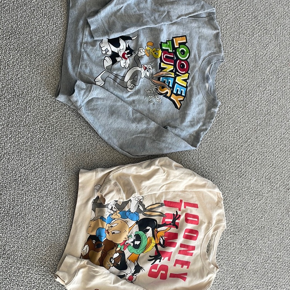 2 Lonney tunes girls sweatshirts. Gray size XS and cream size small